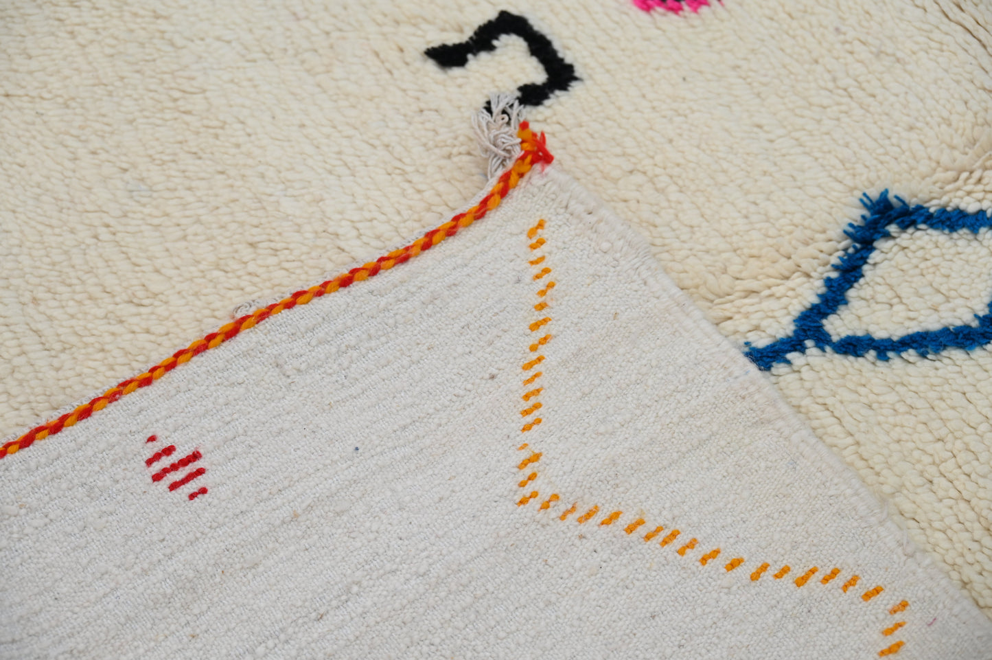 Tapis traditionnel Azilal 246 X 143 Cm